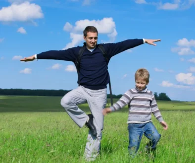 muž a dítě se snaží stát na jedné noze