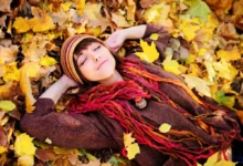 žena leží v listí