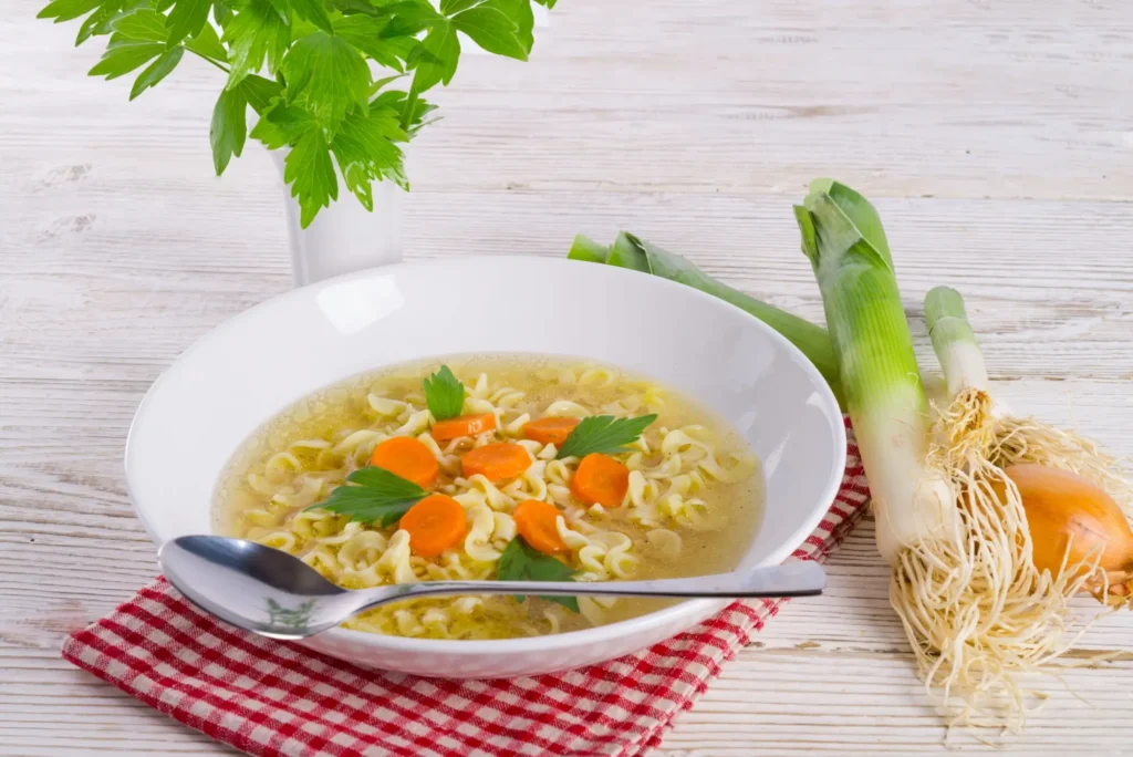 Shutterstock_142817362 - SportDeník polévka s libečkem servírovaná v talíři