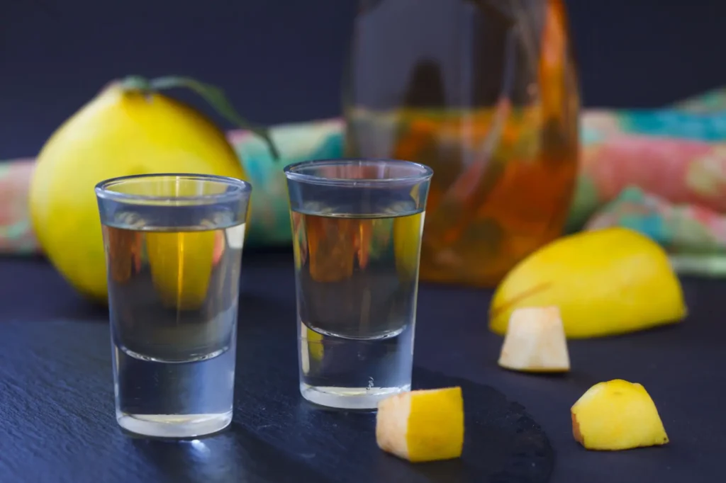 tvrdý alkohol na stole