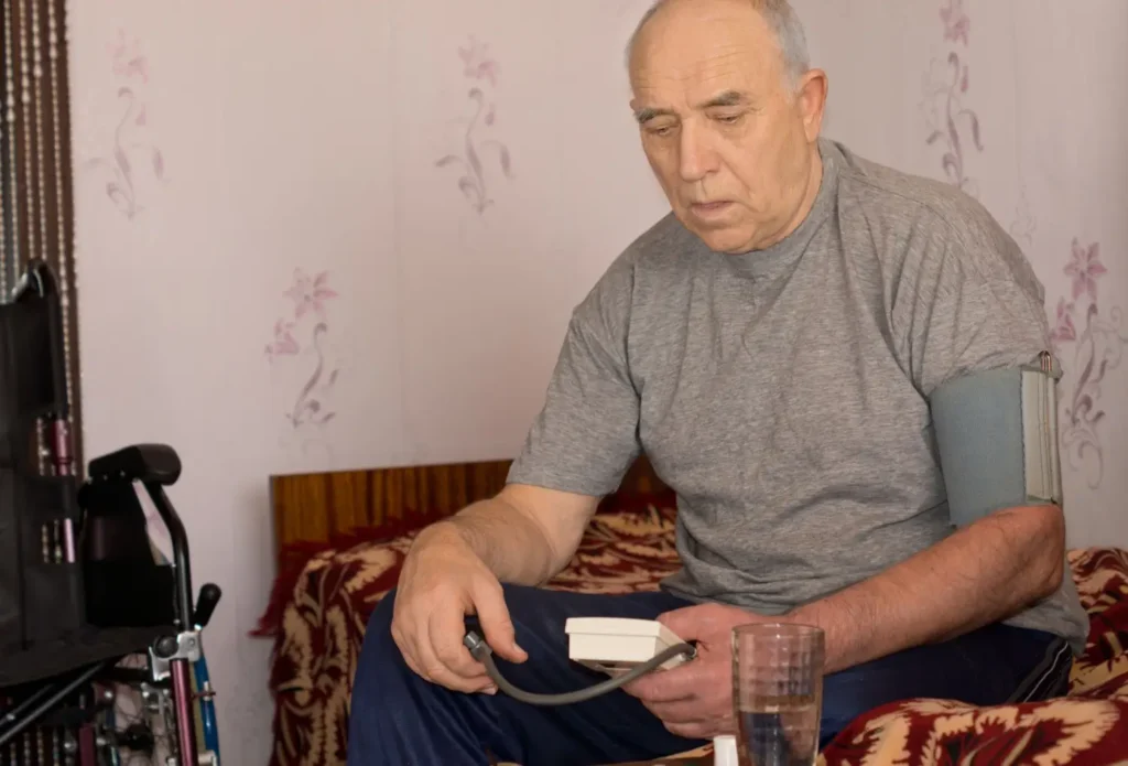 muž si měří tlak