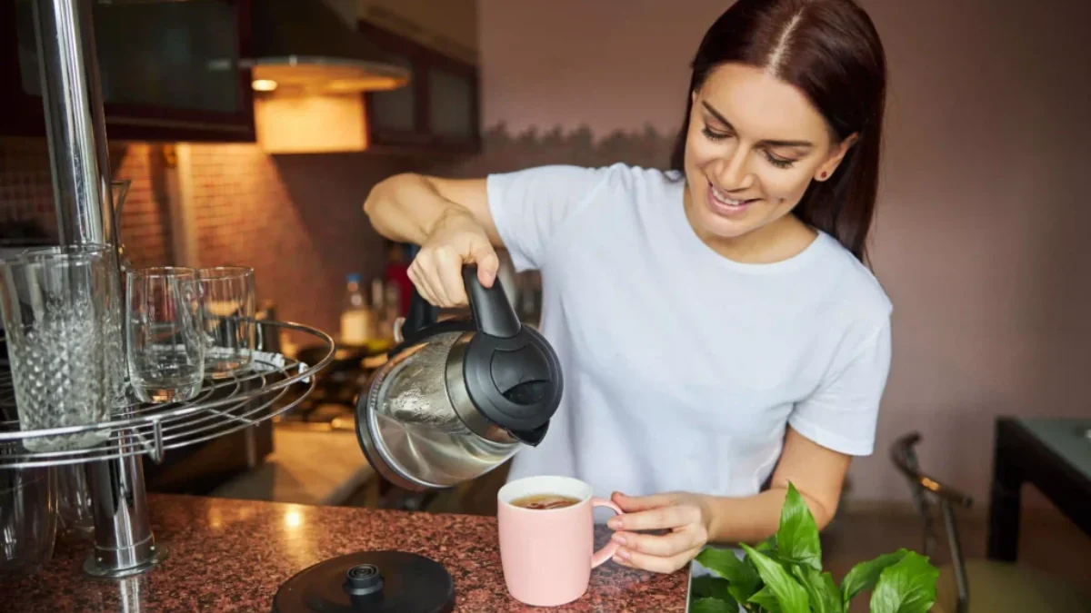 žena si připravuje doma kávu