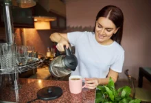 žena si připravuje doma kávu