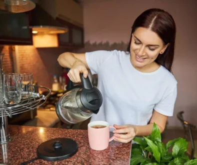 žena si připravuje doma kávu