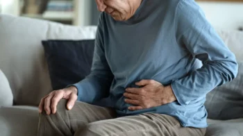 seniora bolí břicho