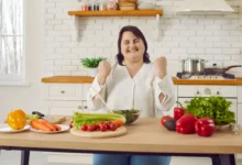 žena připravuje dietní jídlo