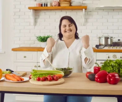 žena připravuje dietní jídlo