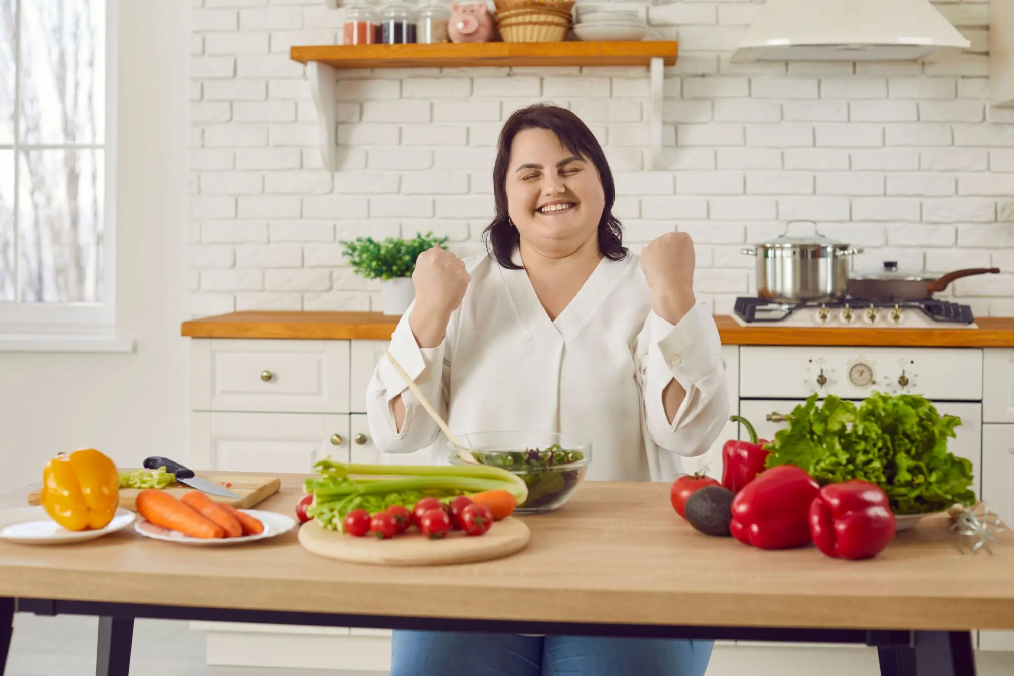 žena připravuje dietní jídlo