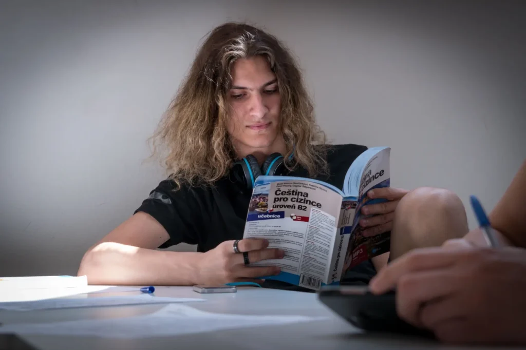 muž se učí česky