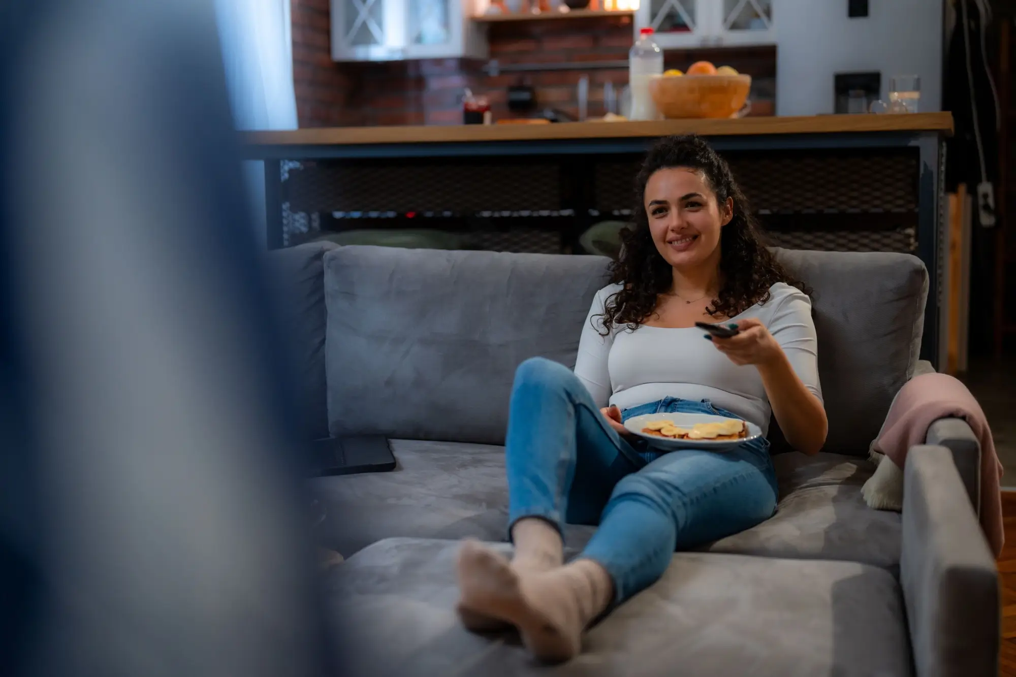 Shutterstock_2545955197 - SportDeník žena večeří při sledování televize