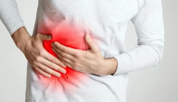 muž se drží pod žebry, pociťuje velkou bolest v oblasti jater