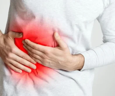 muž se drží pod žebry, pociťuje velkou bolest v oblasti jater