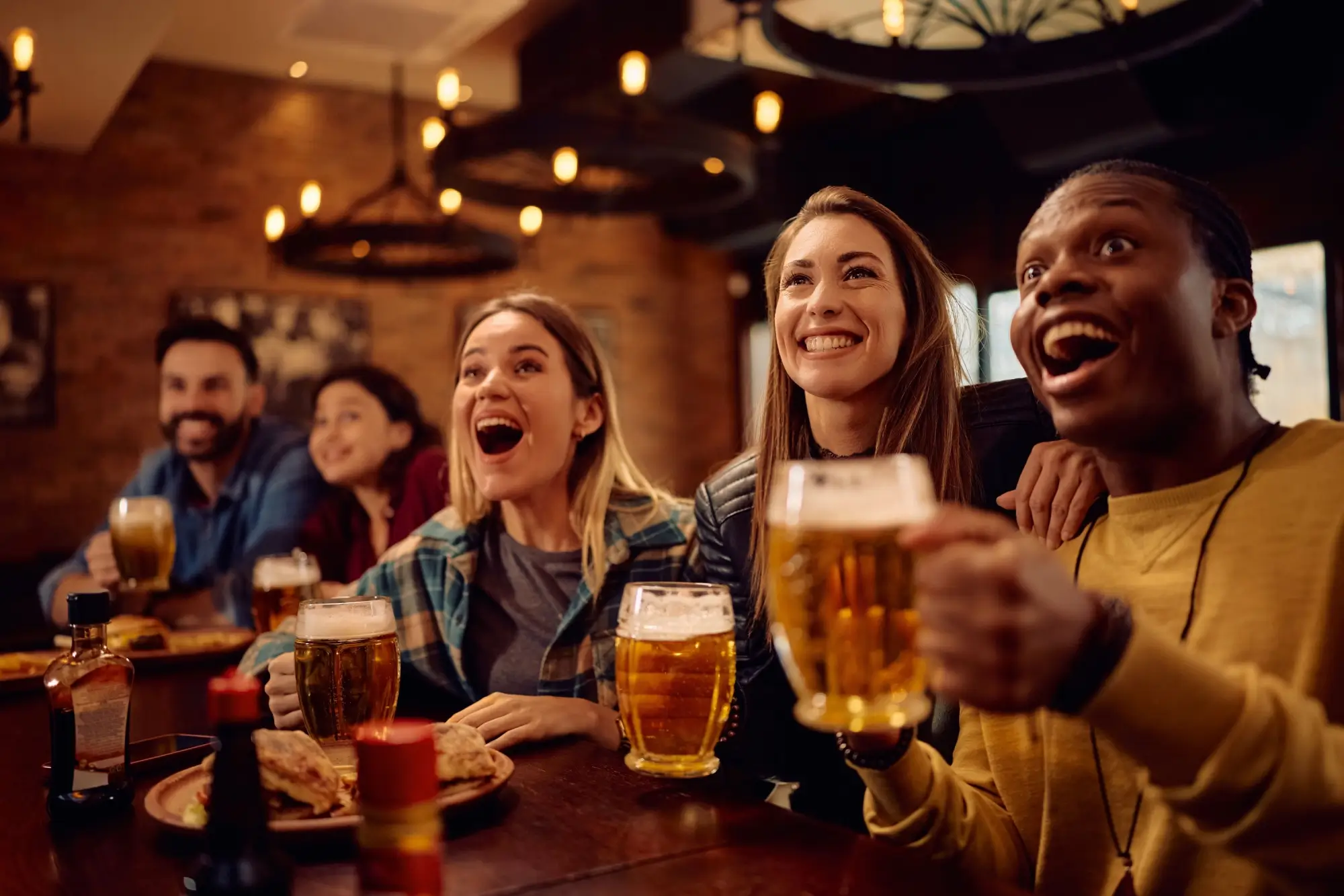 Shutterstock_2557563117 - SportDeník Lidé společně slaví