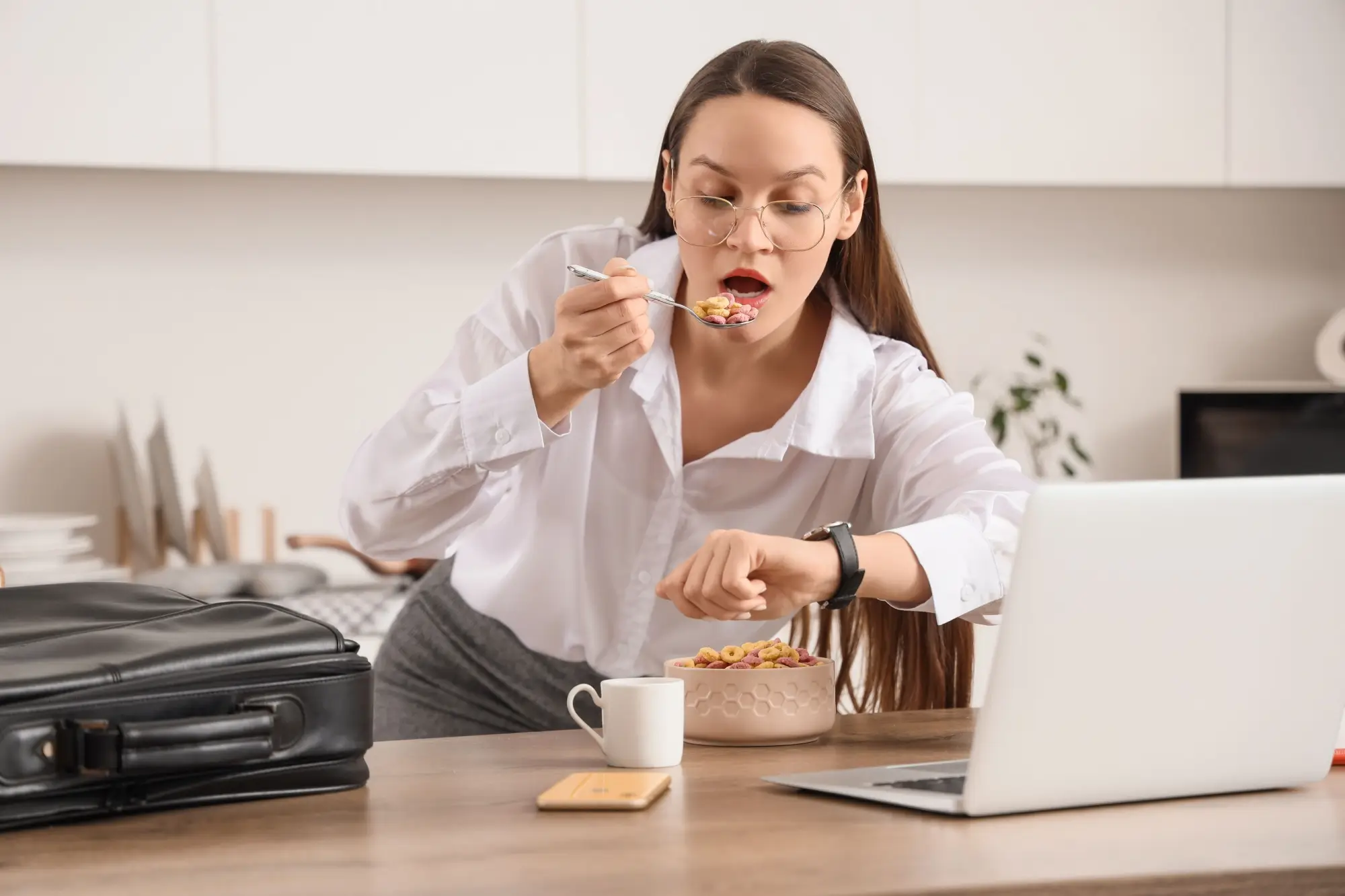 Shutterstock_2589966189 - SportDeník žena pospíchá