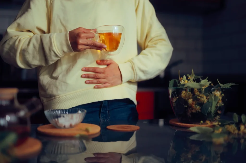 Shutterstock_2635746755 - SportDeník žena pije čaj, necítí se dobře