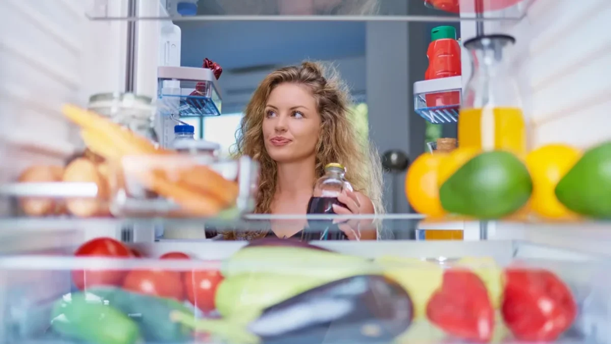 žena se dívá do lednice