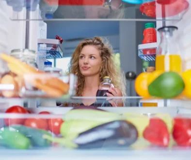 žena se dívá do lednice