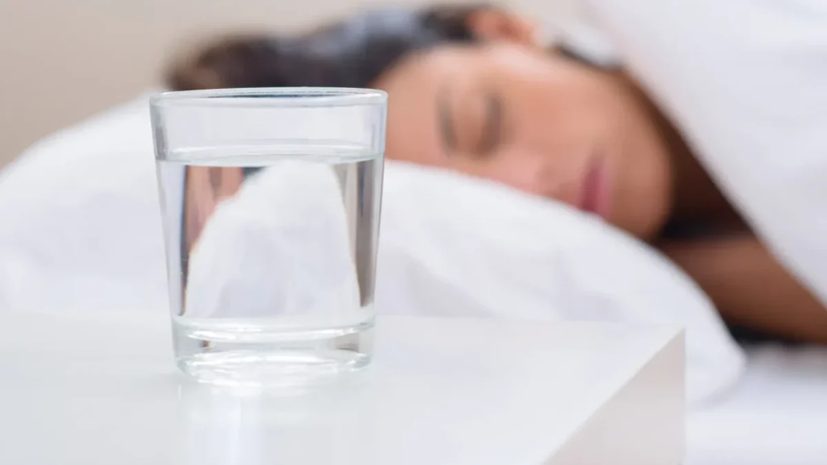 žena spí vedle sklenice se solí