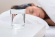 žena spí vedle sklenice se solí