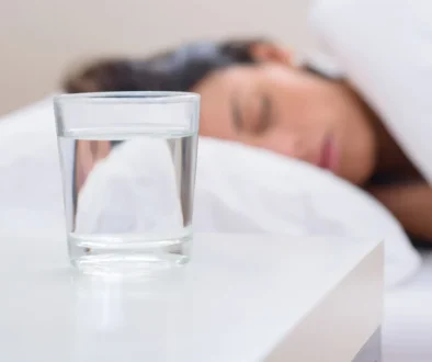 žena spí vedle sklenice se solí