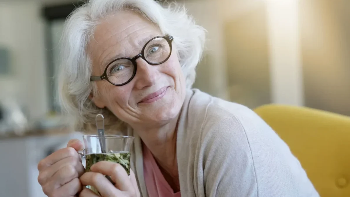 žena pije bylinkový čaj