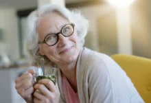 žena pije bylinkový čaj