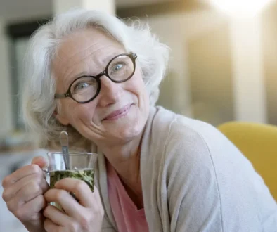 žena pije bylinkový čaj