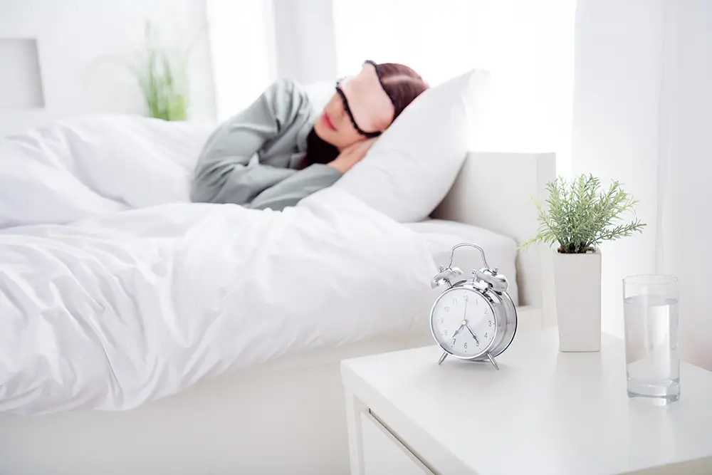 Sůl je hygroskopická, což znamená, že přitahuje vlhkost ze vzduchu. - SportDeník žena spí u sklenice se solí