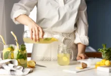 žena připravuje zázvorovou vodu