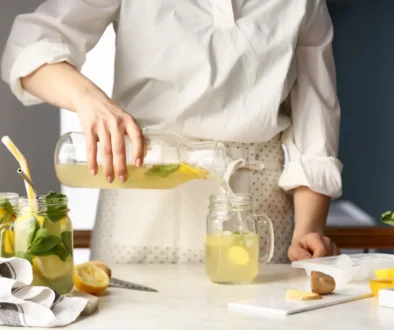 žena připravuje zázvorovou vodu