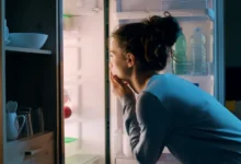 žena nahlíží v noci do lednice