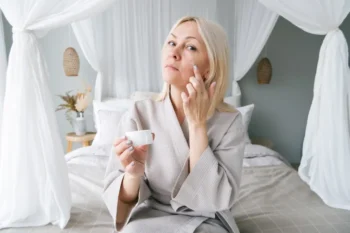 žena si nanáší krém na obličej