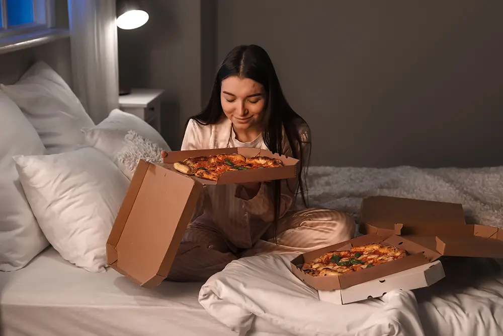 Jídla s rajčatovou omáčkou kvůli své kyselosti způsobují špatné trávení a pálení žáhy. - SportDeník žena jí v posteli pizzu