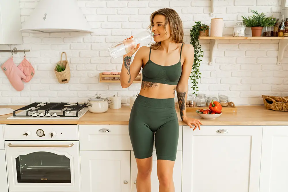 Po sportu je třeba pít mnohem víc vody než obvykle. - SportDeník aktivní žena pije vodu