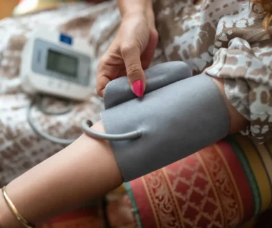 žena si měří tlak pomocí tlakoměru
