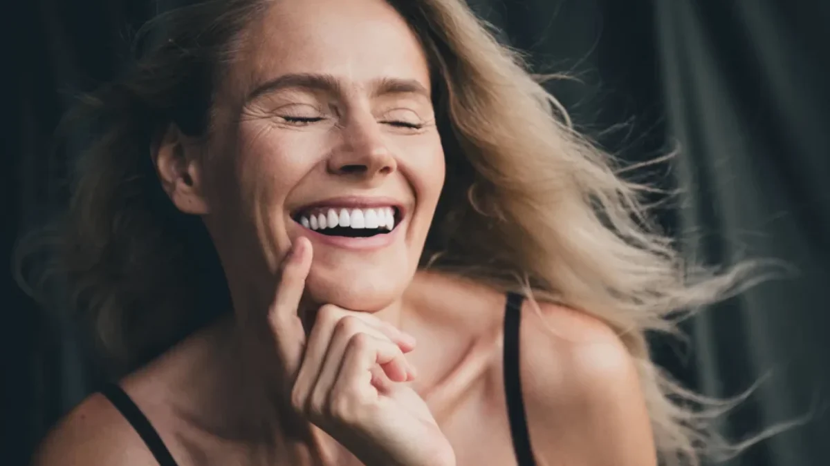 žena má krásné zuby