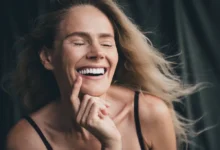 žena má krásné zuby
