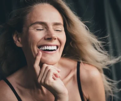 žena má krásné zuby
