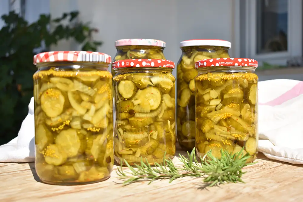 Nálev po kyselých okurkách pomáhá lépe snášet kocovinu. - SportDeník sklenice s kyselými okurkami