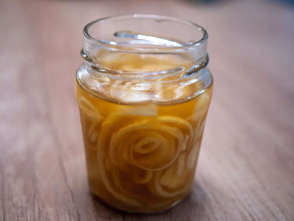 Kombinace cibule a medu pomáhá rozpouštět hleny usazené v dýchacích cestách. - SportDeník cibulový sirup