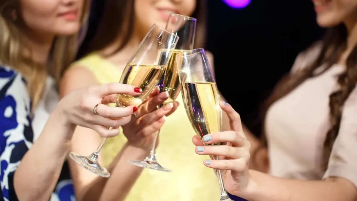 holky se šampaňským na večírku