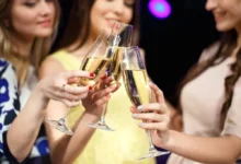 holky se šampaňským na večírku
