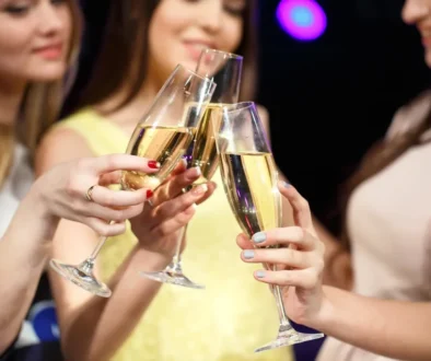 holky se šampaňským na večírku