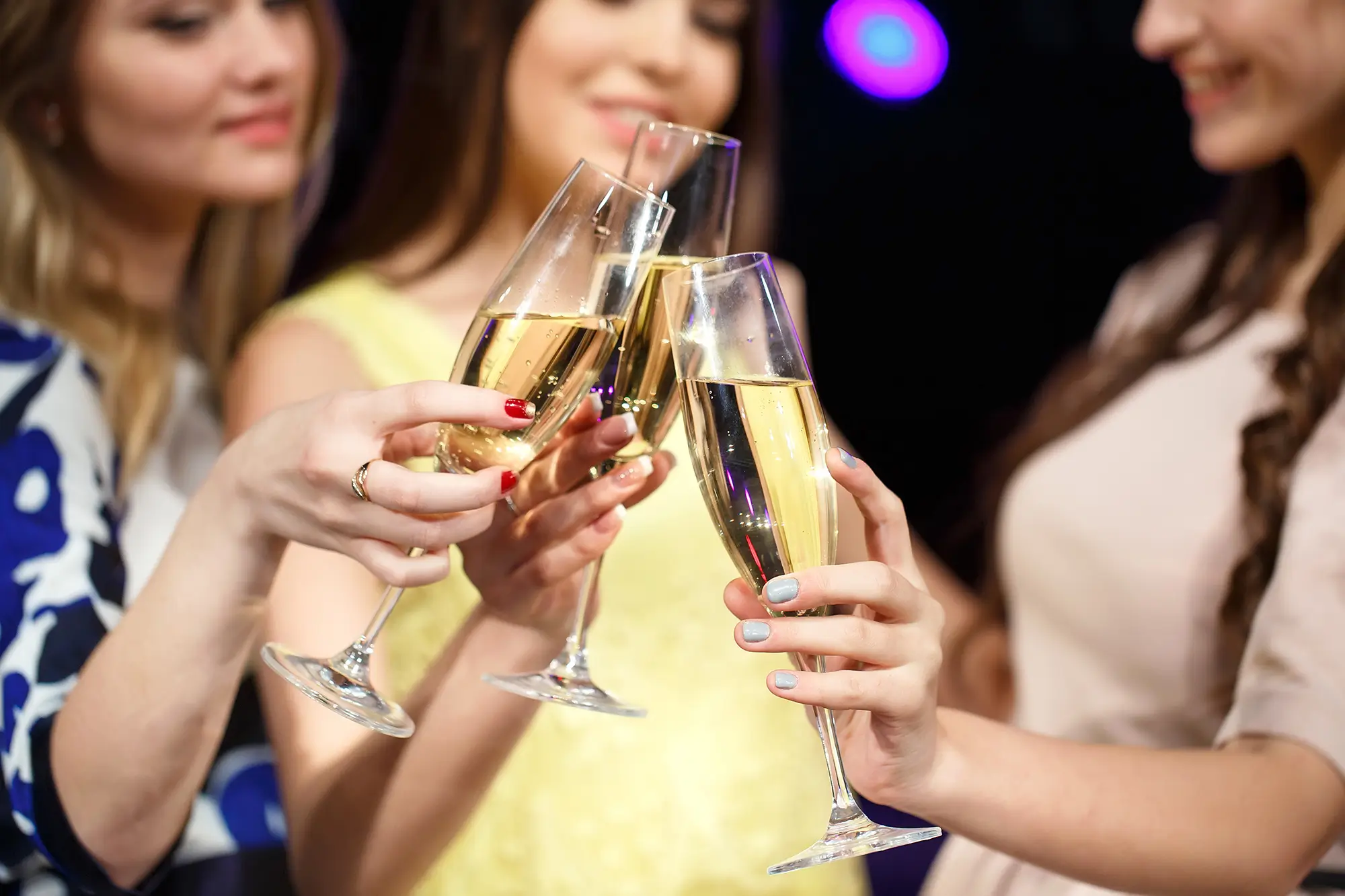 holky se šampaňským na večírku