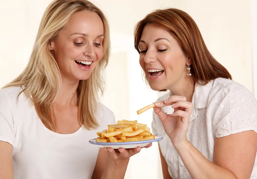 ženy jedí hranolky