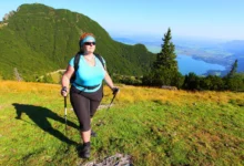 žena chodí v přírodě