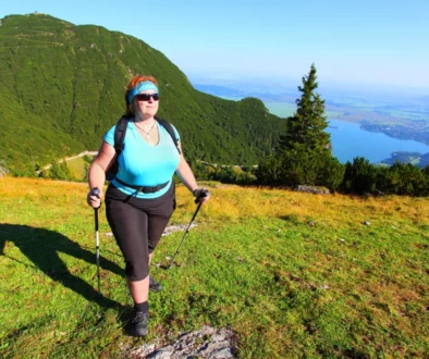 žena chodí v přírodě